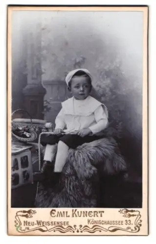 Fotografie Emil Kunert, Neu-Weissensee, Königchaussee 33, Kind in weissem Kleid