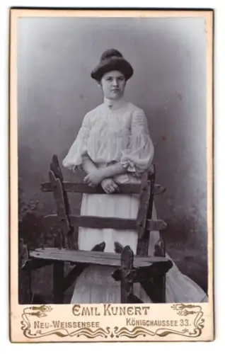 Fotografie Emil Kunert, Neu-Weissensee, Königchaussee 33, Junge Dame mit elegantem Kleid
