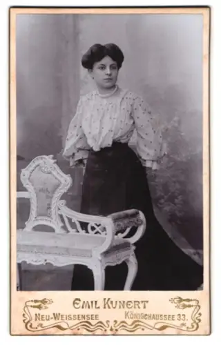 Fotografie Emil Kunert, Neu-Weissensee, Königchaussee 33, Porträt einer Dame mit dekorativem Stuhl