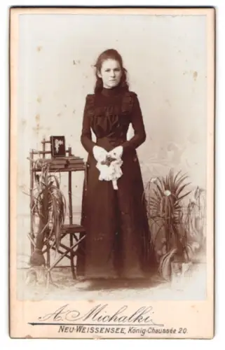 Fotografie A. Michalki, Neu-Weissensee, König-Chaussee 20, Porträt einer jungen Frau mit Blumenstrauss