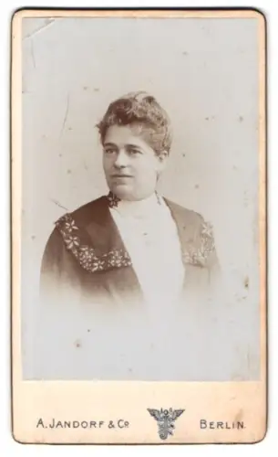 Fotografie A. Jandorf & Co., Berlin, N.Q Grosse Frankfurterstr. 113, Porträt einer Dame