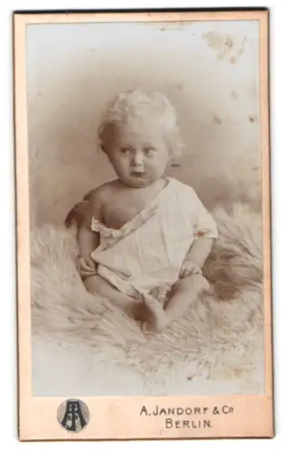 Fotografie A. Jandorf & Co., Berlin, Leipzigerstr. 64, Porträt eines Kleinkindes