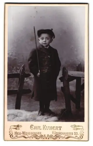 Fotografie Emil Kunert, Neu-Weissensee, Königchaussee 33, Porträt eines Jungen mit Stock