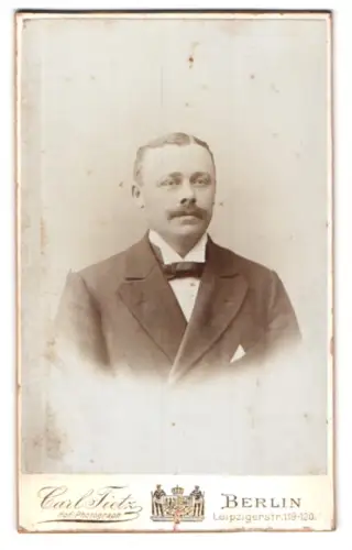 Fotografie Carl Tietz, Berlin, Leipzigerstr. 119-120, Porträt eines eleganten Herrn