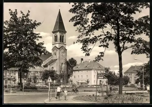 AK Niesky /Oberlausitz, Zinzendorfplatz mit Kirche, Panorama