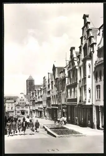 AK Wismar, Fussgängerbereich der Krämerstrasse im historischen Stadtkern mit Denkmal der Stadtbaukunst