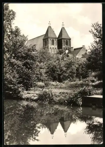 AK Luckau /Niederlausitz, Blick zum Dom mit Grünanlagen
