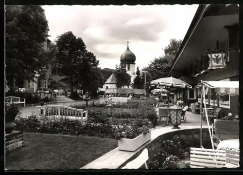 AK Hinterzarten /Schwarzwald, Adlerplatz, Kirche erb. 14./15. Jhdt