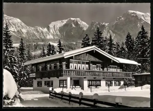 AK Berchtesgaden /Schönau, Haus Alpeltal, Bes. M. u. J. Grassl, Winteransicht, Alpenpanorama