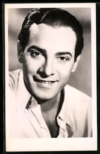 AK Schauspieler Georges Guetary mit offenem Hemd