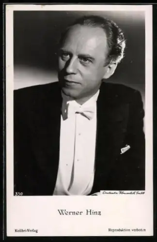 AK Schauspieler Werner Hinz in Anzug und Fliege