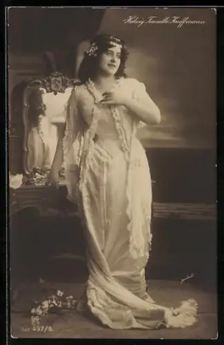 AK Schauspielerin Hedwig Francillo-Kaufmann steht auf der Bühne