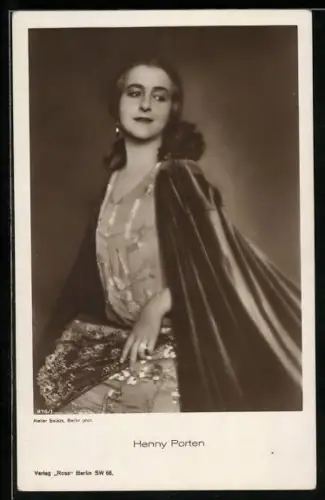 AK Schauspielerin Henny Porten im Kleid mit Umhang & Fächer