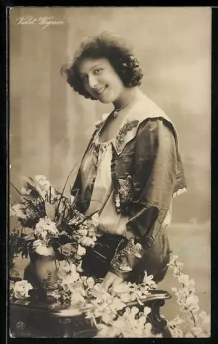 AK Schauspielerin Violet Wegener mit Blumen lacht in die Kamera
