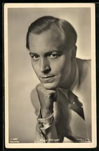 AK Schauspieler Paul Klinger nachdenklich den Kopf auf die Hand gestützt