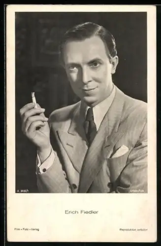 AK Schauspieler Erich Fiedler, mit Zigarette