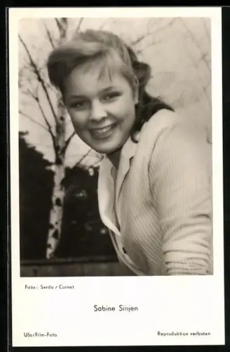 AK Schauspielerin Sabine Sinjen lächelnd in Kamera schauend