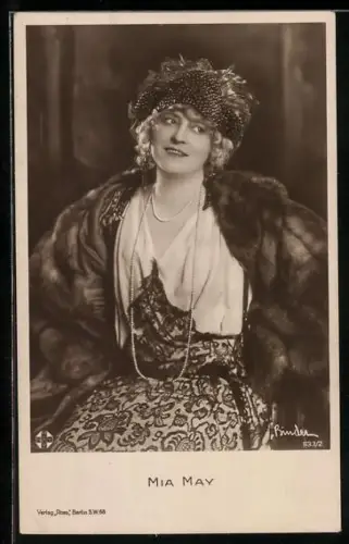 AK Schauspielerin Mia May im Pelzmantel