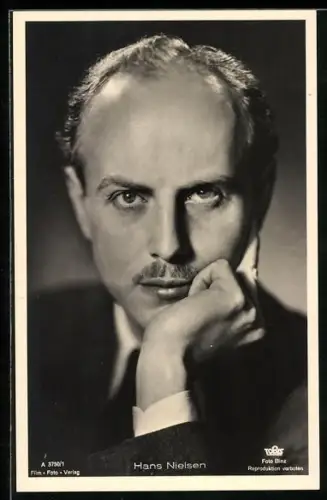 AK Schauspieler Hans Nielsen, Kopf auf Hand gestützt