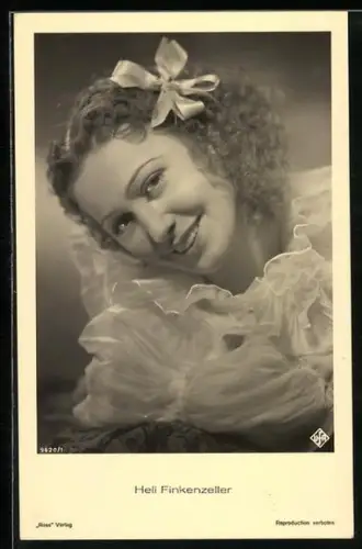 AK Schauspielerin Heli Finkenzeller lächelnd in Kamera schauend