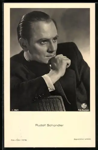 AK Schauspieler Rudolf Schündler über Sessel lehnend