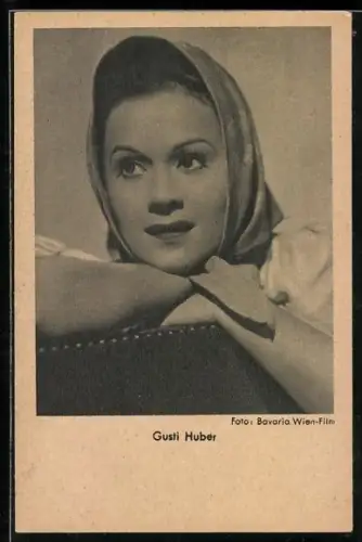 AK Schauspielerin Gusti Huber mit Kopftuch posierend