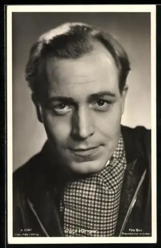 AK Schauspieler Paul Klinger, mit kariertem Schal