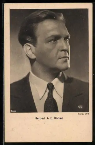 AK Schauspieler Herbert A.E. Böhme im Anzug ernst zur Seite blickend