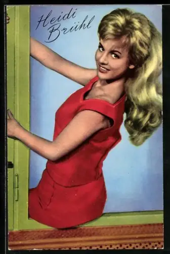 AK Schauspielerin Heidi Brühl in rotem Kleid im Fensterrahmen lehnend