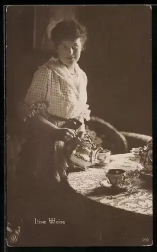 AK Schauspielerin Lisa Weise mit Teekanne am Tisch stehend