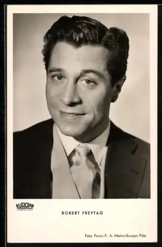 AK Schauspieler Robert Freytag in Anzug und Krawatte