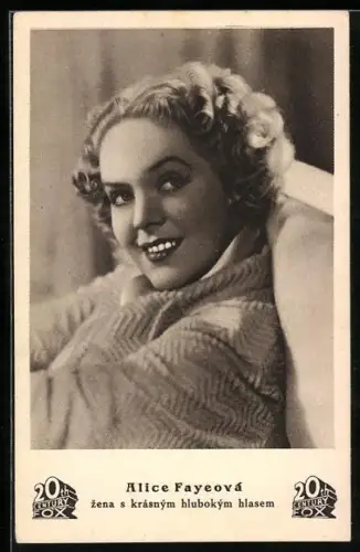AK Schauspielerin Alice Fayeová lächelt