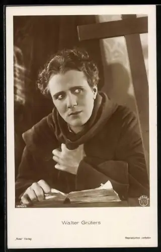 AK Schauspieler Walter Grüters in Mönchskutte mit Buch