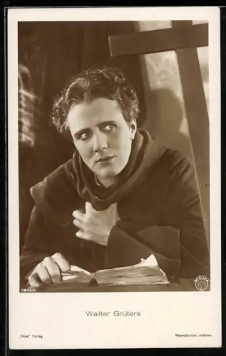 AK Schauspieler Walter Grüters in Mönchskutte mit Buch
