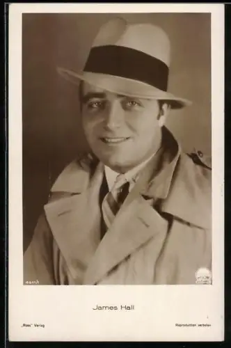 AK Schauspieler James Hall in Trenchcoat und Hut