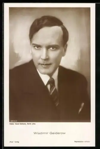 AK Schauspieler Wladimir Gaidarow im Anzug posierend