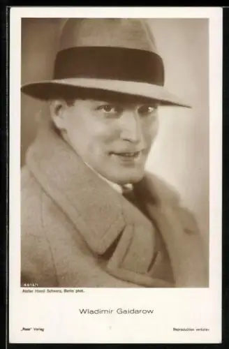 AK Schauspieler Wladimir Gaidarow im Mantel porträtiert