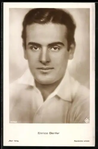 AK Schauspieler Enrico Benfer im weissen Hemd
