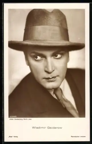 AK Schauspieler Wladimir Gaidarow, geschminkt mit Hut