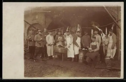 Foto-AK Landsturm-Soldaten in einer Feld-Fleischerei