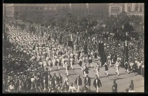 AK Leipzig, Deutsches Arbeiter Turn- und Sportfest 1922, Umzug der Turner mit Strassenpublikum