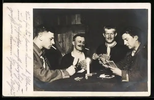 Foto-AK Wachfreie Soldaten auf der Stube beim Kartenspiel