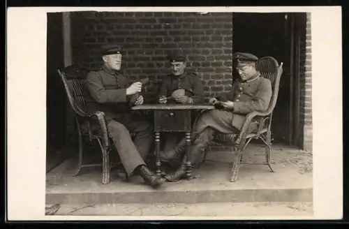 Foto-AK Soldaten und Unteroffizier beim Kartenspiel