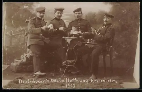 Foto-AK Reservisten beim Kartenspiel, dabei Gefreiter und Unteroffizier