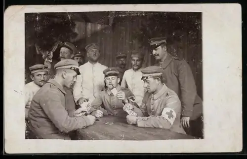 AK Soldaten einer Sanitätseinheit beim Kartenspiel