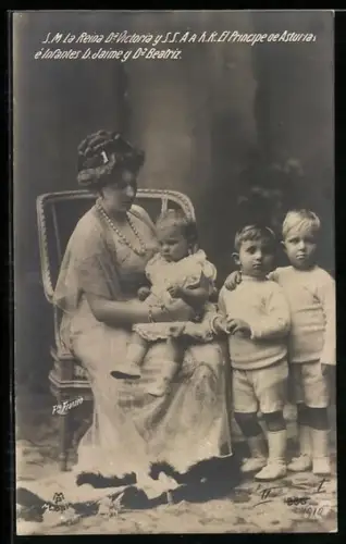 AK Victoria von Spanien mit ihren Kindern Alfonso, Jaime und Beatriz