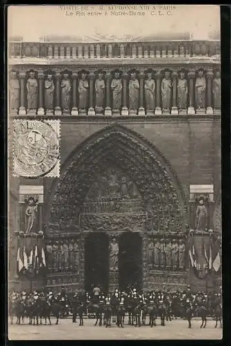 AK Paris, Alphonse XIII à Paris, Le Roi entre à Notre-Dame