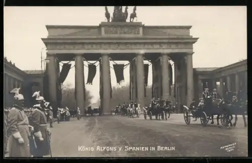 AK Berlin, König Alfons von Spanien zu Besuch am Brandenburger Tor