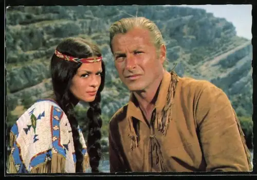 AK Schauspieler Lex Barker und Marie Versini blicken in die Ferne, Winnetou