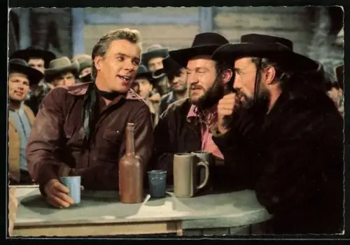 AK Filmszene aus Karl Mays Unter Geiern, Im Saloon